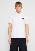 Weißes Poloshirt aus Baumwolle mit Kragen, kurzen Ärmeln und schwarzem hexagonalem Logo. Glatte Textur und normale Passform.