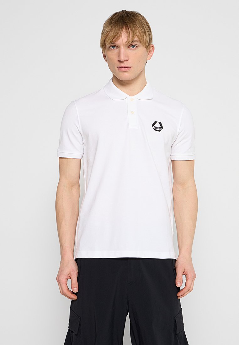 Weißes Poloshirt aus Baumwolle mit Kragen, kurzen Ärmeln und schwarzem hexagonalem Logo. Glatte Textur und normale Passform.