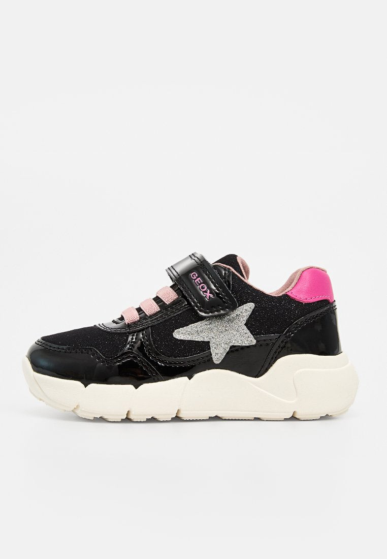 Schwarzer und pinker Kindersneaker mit weißer Sohle, pinken elastischen Schnürsenkeln, glitzerndem silbernen Stern und schwarzem Klettverschluss mit der Aufschrift "GEOX".