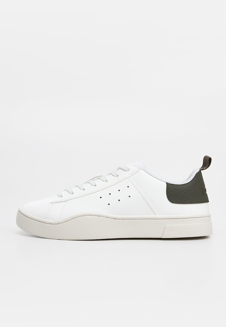 Weiße Sneaker mit glattem, synthetischem Obermaterial, rundem Zehenbereich und grünem Akzent an der Ferse. Verfügen über durchbrochene Details und eine strukturierte Sohle.