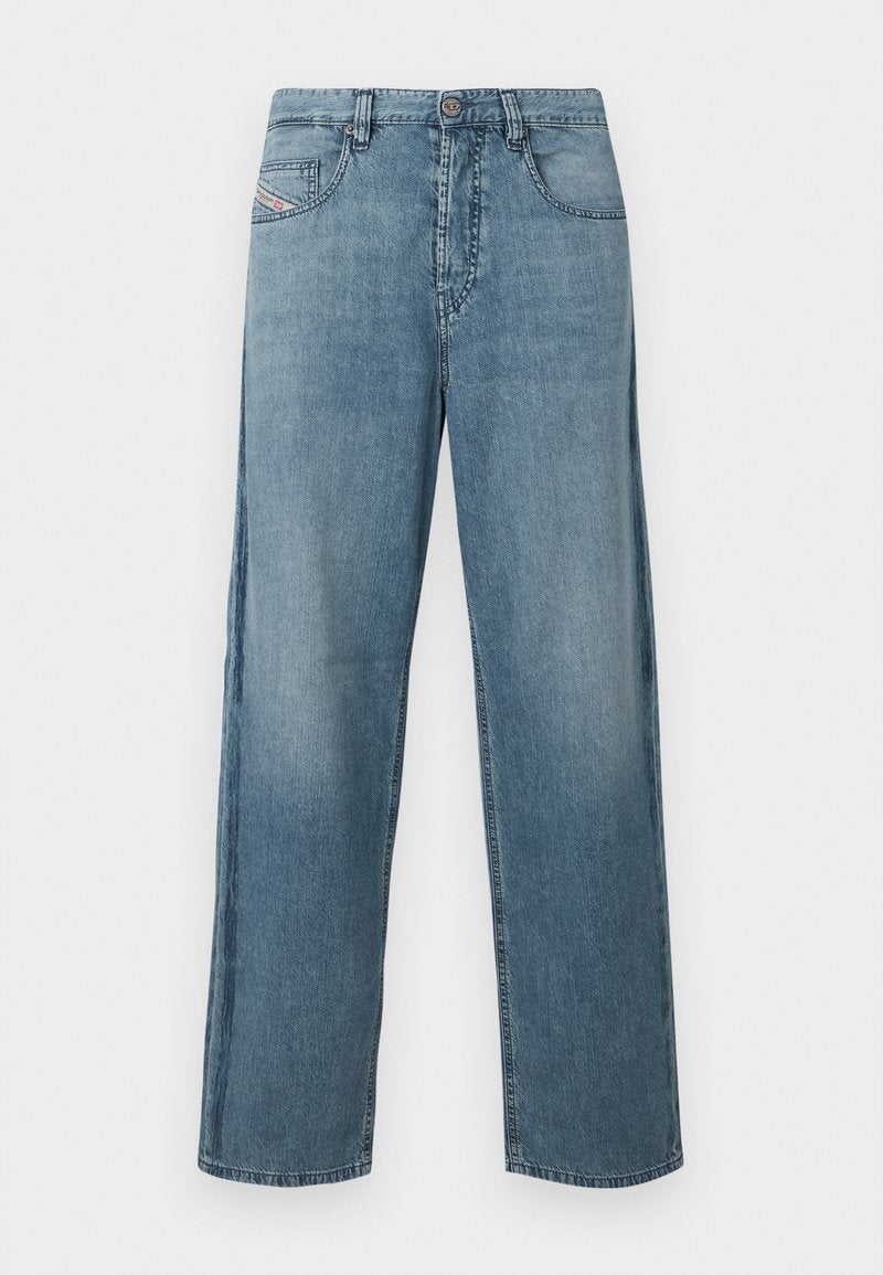 Hellblaue, weit geschnittene Jeans mit klassischem Fünf-Taschen-Design. Verfügen über einen Knopf- und Reißverschluss sowie dezentes Verblassen im Stoff.