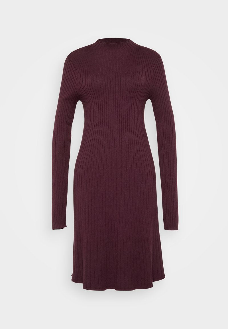 Rippstrickkleid in tiefem Burgunderrot, mit langen Ärmeln und hohem Ausschnitt. Ausgestellte A-Linie, glatte Textur, fällt über die Knie.