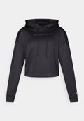 Schwarzer, kurz geschnittener Hoodie aus glattem, elastischem Stoff. Verfügt über eine Kapuze mit Kordelzug, ein großes Logo auf der Brust und lange Ärmel mit gerippten Bündchen.