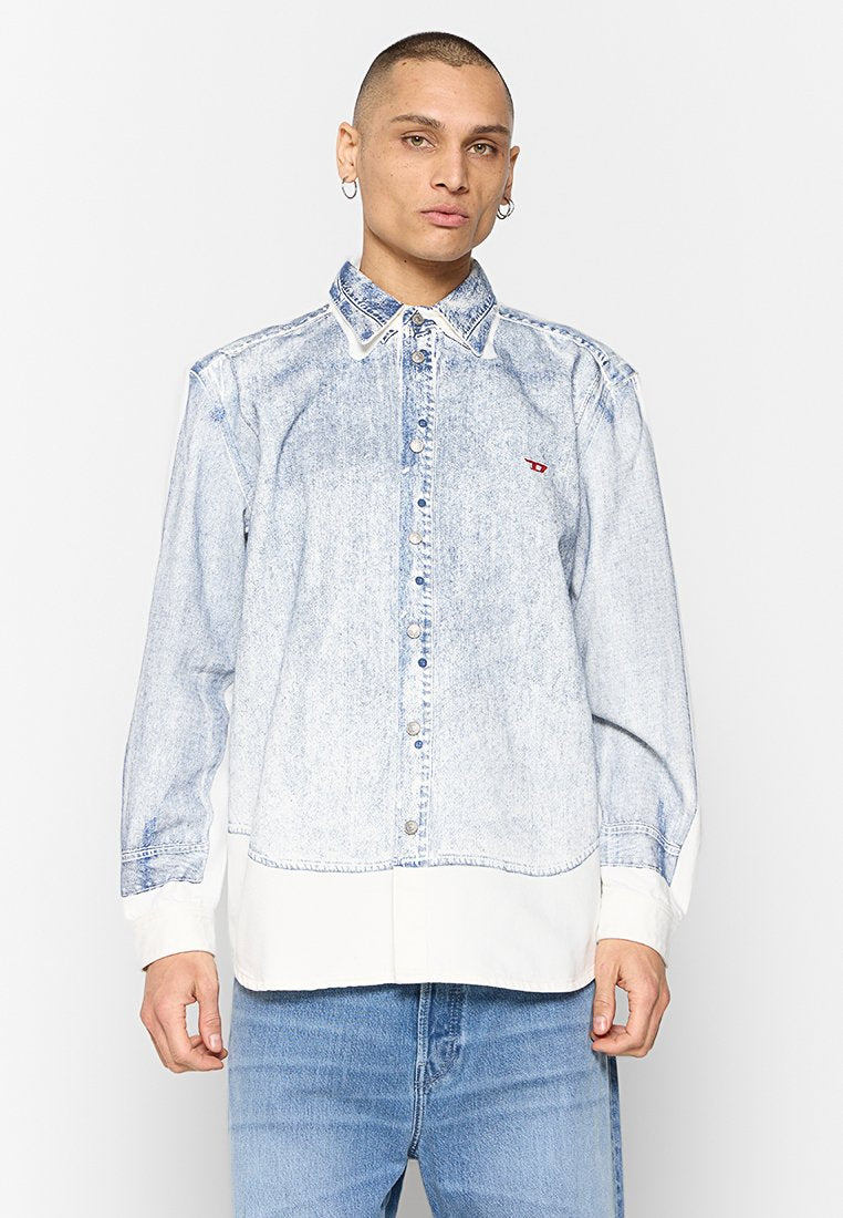 Hellblaues Denimhemd mit langen Ärmeln, knöpfbarem Vorderteil, kontrastierendem weißen Saum und kleinem roten Logo auf der Brust. Glatte Textur.