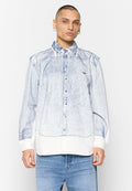Hellblaues Denimhemd mit langen Ärmeln, knöpfbarem Vorderteil, kontrastierendem weißen Saum und kleinem roten Logo auf der Brust. Glatte Textur.