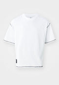Weißes, kurzes T-Shirt aus Baumwolle. Es hat kurze Ärmel mit schwarzen gestickten Akzenten an den Bündchen und einem kleinen schwarzen Etikett am Saum.