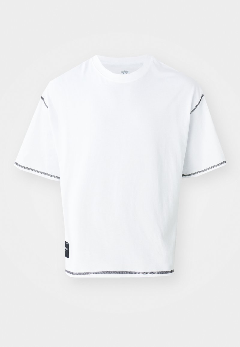 Weißes, kurzes T-Shirt aus Baumwolle. Es hat kurze Ärmel mit schwarzen gestickten Akzenten an den Bündchen und einem kleinen schwarzen Etikett am Saum.