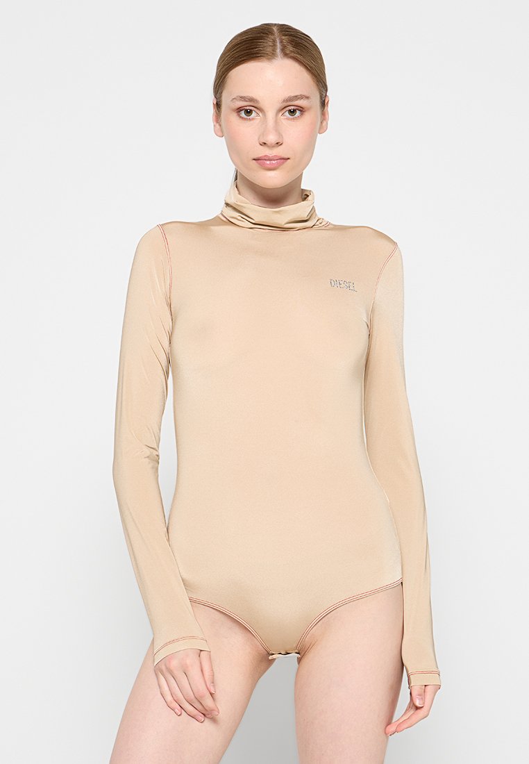 Nackter Langarm-Body mit hohem Kragen, glatter Textur und subtilem Branding aus metallischem Garn. Verfügt über passende Stichdetails.
