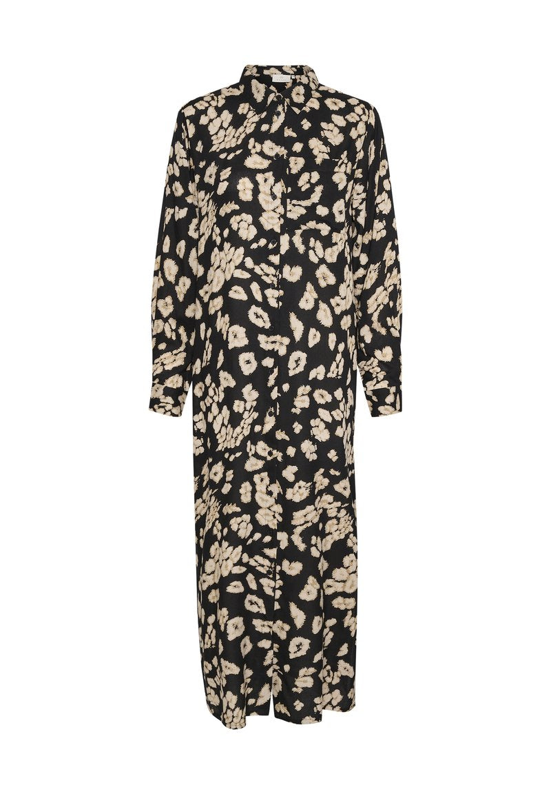 Langes schwarzes Kleid mit einem Hemdkragen, langen Ärmeln und einem Blumenmuster in Beige und Creme. Glatter Stoff mit leichtem Glanz.