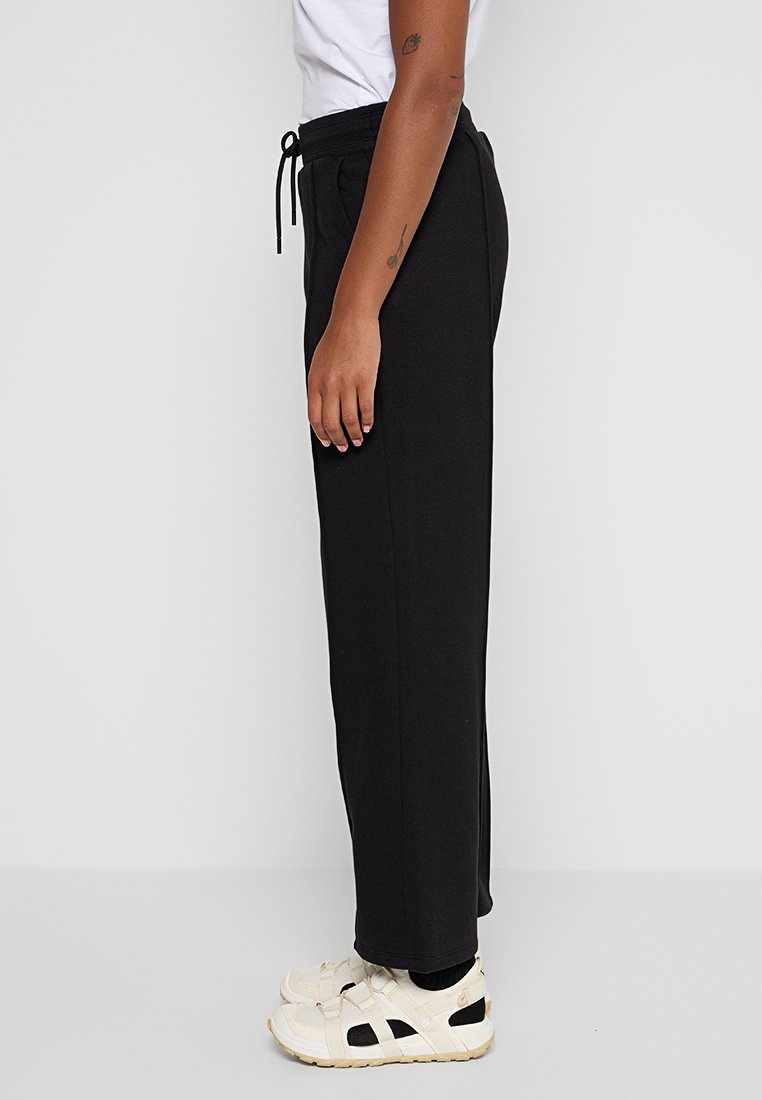 DKNY Sport