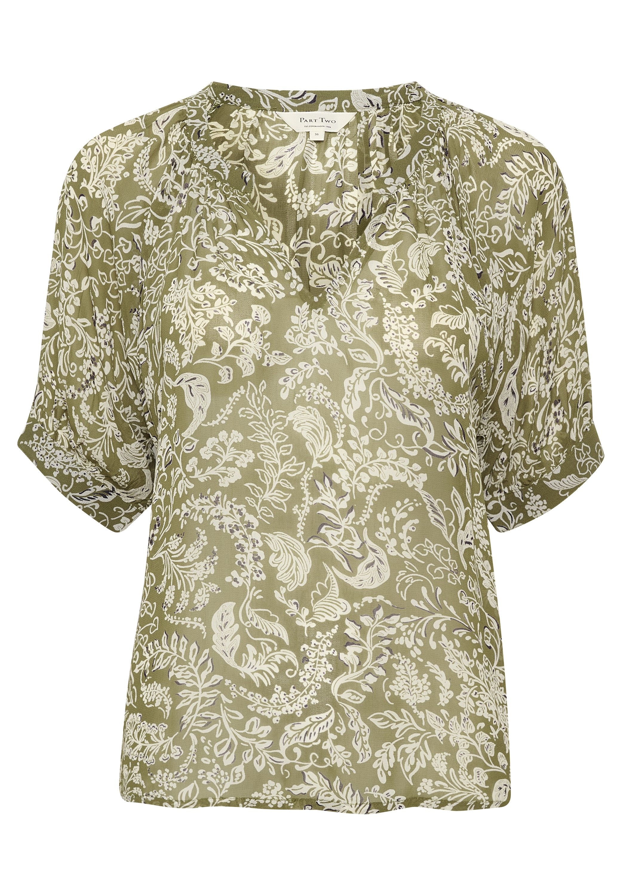 Olivengrüne Bluse mit kurzen Ärmeln, verziert mit weißen und hell-lila Blumen- und Blattmustern, gerafftem Ausschnitt und lockerer Passform.