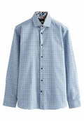 Blau-weiß kariertes Hemd mit langen Ärmeln, Button-Down-Kragen und schwarzen Knöpfen. Mit einem gemusterten Innenfutter. Aus Baumwolle.