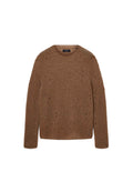 Brauner gestrickter Pullover mit Rundhalsausschnitt, gerippten Bündchen und kleinen Löchern im Stoff, die ein strukturiertes Erscheinungsbild bieten.