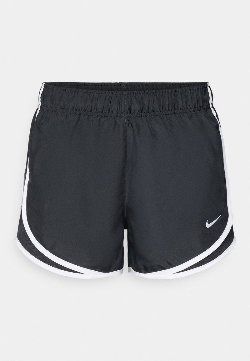 Schwarze Sportshorts mit elastischem Bund, weißen seitlichen Akzenten und Nike-Logo. Der Stoff wirkt glatt und leicht.