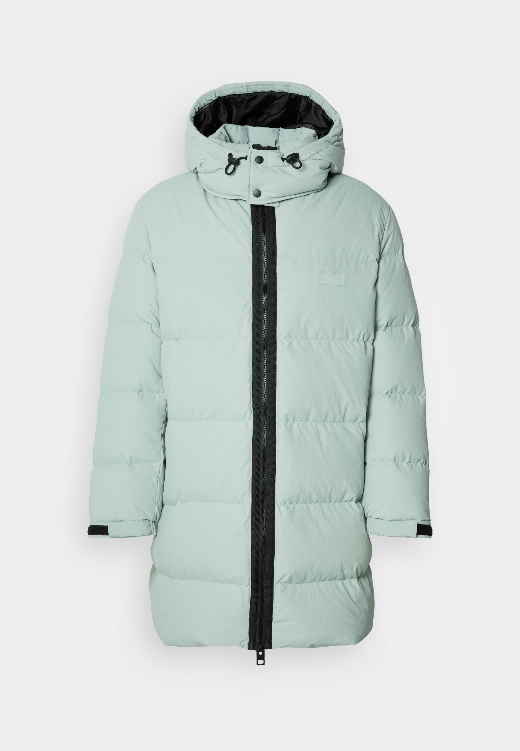 Mintgrüner Pufferjacke mit schwarzem Reißverschluss, strukturiertem Stoff, abnehmbarer Kapuze und elastischen Bündchen. Mit einem Logo-Patch auf der Vorderseite.