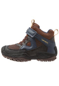 Braune und marineblaue Wanderschuhe mit gummierter Sohle, Netzpaneelen und einem Klettverschluss, ausgestattet mit einer Zuglasche und wasserdichtem Design.