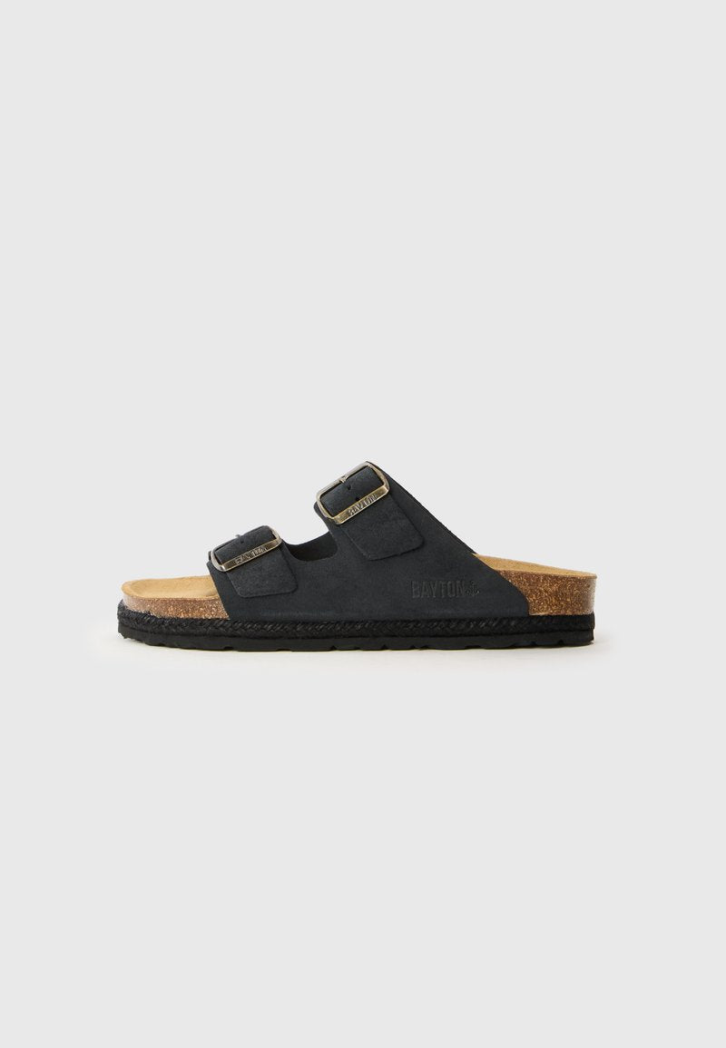 Schwarze Wildleder-Sandalen im Slide-Design mit zwei verstellbaren Schnallen, Korkfußbett und strukturiertem schwarzen Außensohlen. Markenname "BAYTON" prägnant an der Seite eingeprägt.