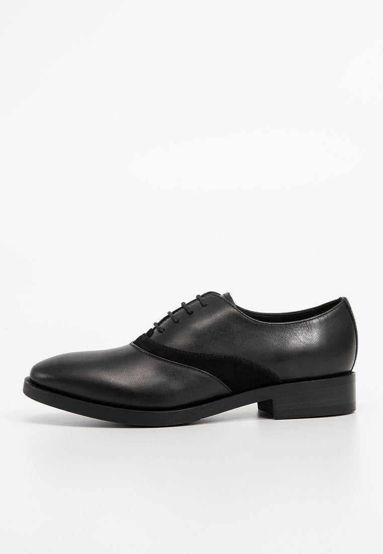Schwarze Leder-Schnürschuhe mit einem glatten Finish und einem matten schwarzen Wildleder-Panel an der Seite. Niedriger Absatz mit einem abgerundeten Zehendesign.