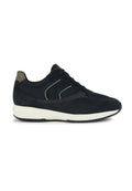 Marineblaue Wildleder Sneaker mit Mesh-Einsätzen, kontrastierender weißer Sohle, runder Zehenpartie und Schnürverschluss. Hat dezente Nähte als Akzent.