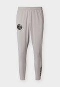 Hellgraue Sporthose mit elastischem Bund, Paris Saint-Germain-Logo am Oberschenkel und dem Schriftzug "PARIS" nahe dem Knöchel am rechten Bein.