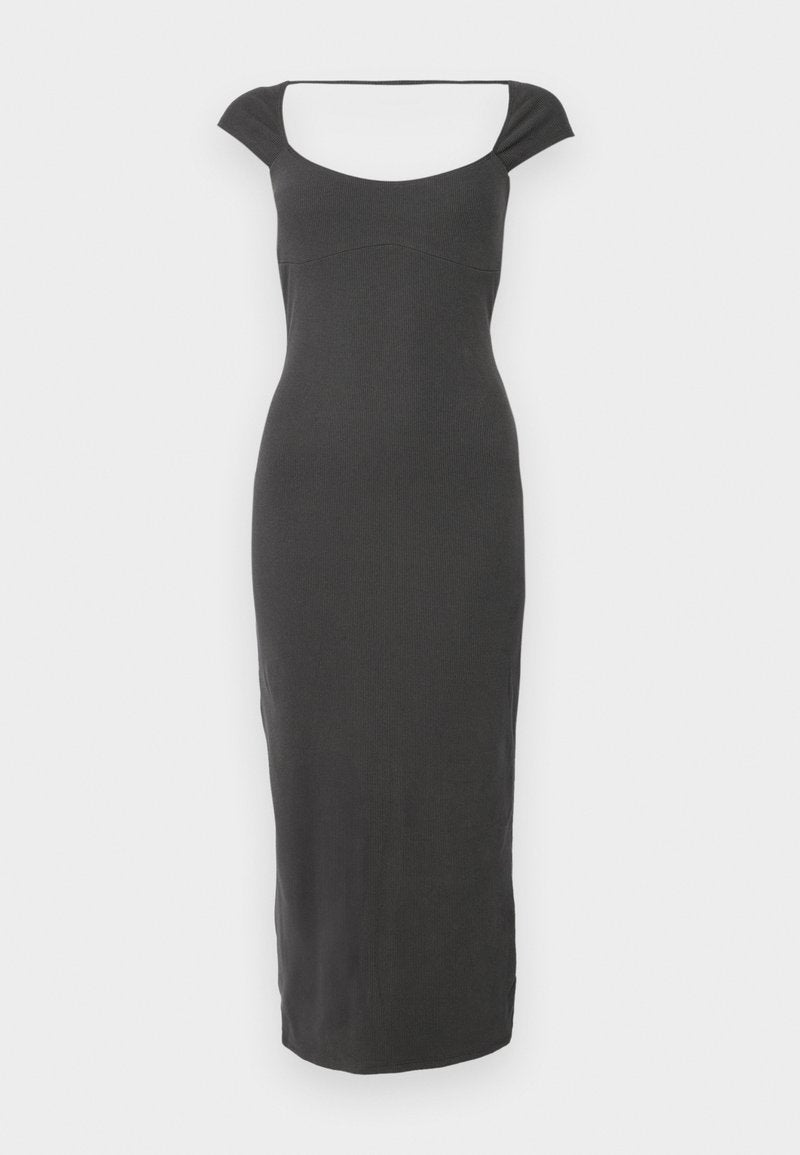 Schwarzes geripptes Strickkleid mit einem quadratischen Ausschnitt und kurzen Kappenärmeln. Das Design ist figurbetont und reicht bis zu den Knöcheln.