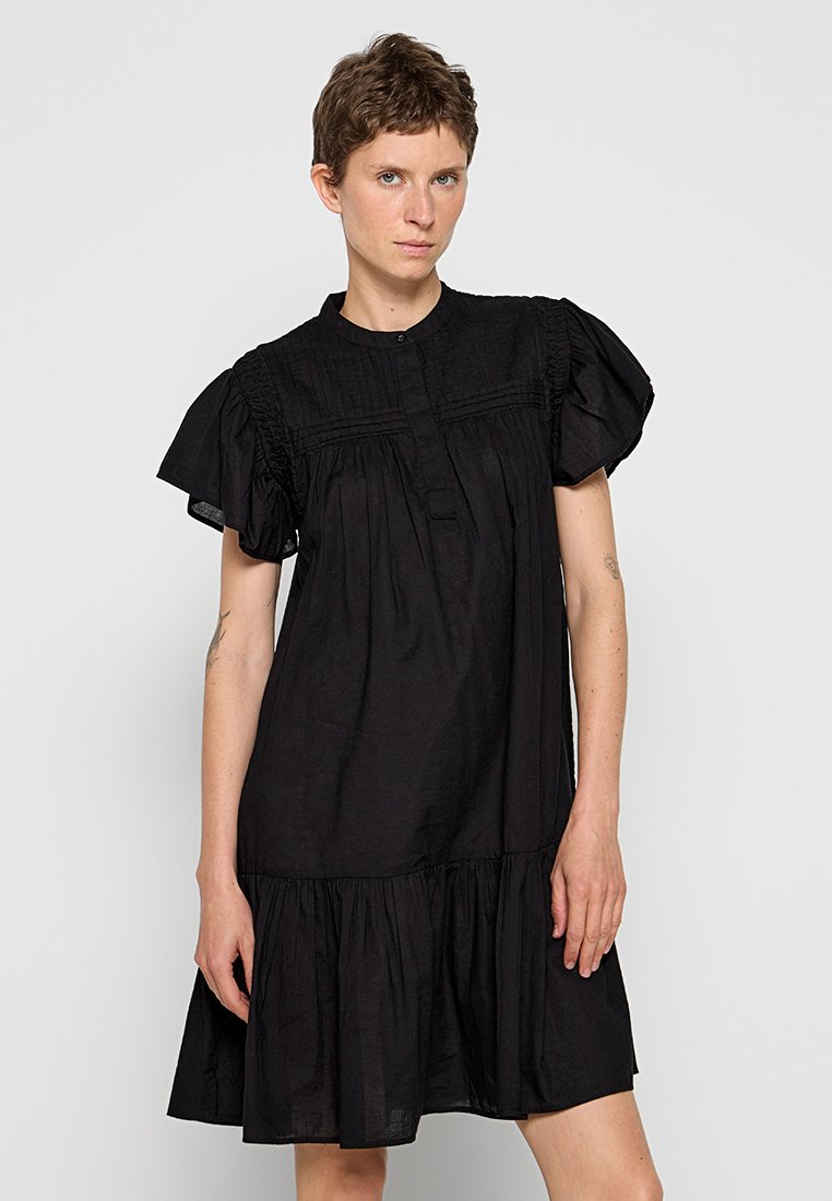 Schwarzes Kurzarmkleid mit Puffärmeln, rundem Hals und gerafften Stufen. Hergestellt aus leichtem Stoff mit subtiler Textur und Falten.
