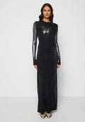 Langes schwarzes Kleid mit langen, enganliegenden Ärmeln. Durchsichtige Textur an den Ärmeln, schlanker Schnitt und ein leichtes Glänzen. Akzentuiert mit Schuhen im Schlangenmuster.