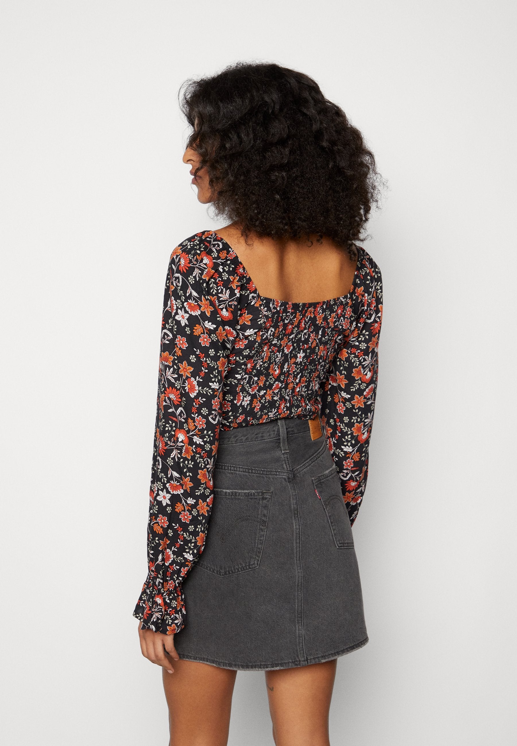Hollister Co. SLEEVE INTEREST