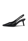 Schwarze Slingback-Pumps aus Lackleder mit spitz zulaufender Zehe, schmalem Absatz und verstellbarem Riemen mit rundem Akzent. Glatte, glänzende Oberfläche.