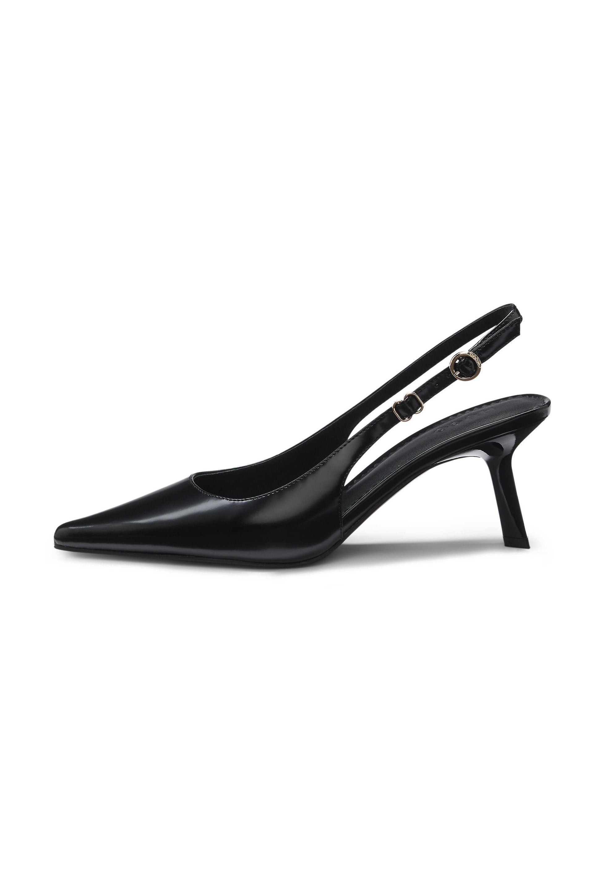 Schwarze Slingback-Pumps aus Lackleder mit spitz zulaufender Zehe, schmalem Absatz und verstellbarem Riemen mit rundem Akzent. Glatte, glänzende Oberfläche.