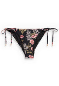 Schwarzer Bikini-Höschen mit floralem Muster in Pink und Grün. Bänder an den Seiten, mit metallischen Akzenten. Glatte Textur, verstellbare Passform.