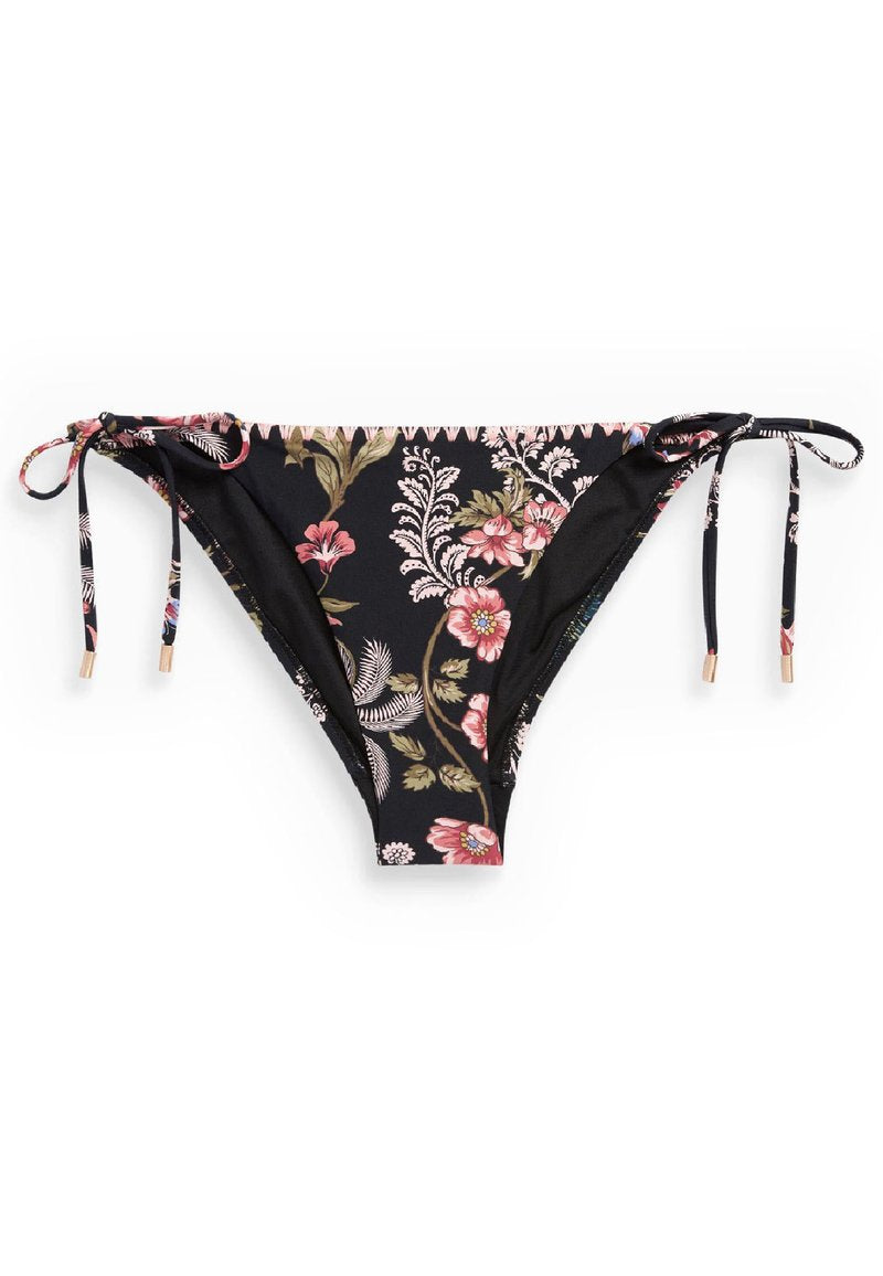 Schwarzer Bikini-Höschen mit floralem Muster in Pink und Grün. Bänder an den Seiten, mit metallischen Akzenten. Glatte Textur, verstellbare Passform.
