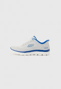 Weißer und blauer Skechers Slipper-Sneaker mit Mesh-Obermaterial, Schnürsenkeldetail, gepolsterter Sohle und Markenlogo an Seite und Ferse.