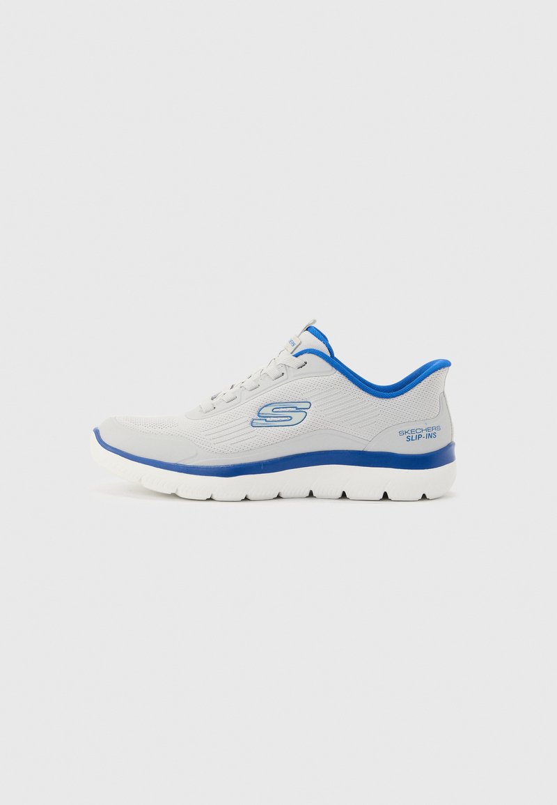 Weißer und blauer Skechers Slipper-Sneaker mit Mesh-Obermaterial, Schnürsenkeldetail, gepolsterter Sohle und Markenlogo an Seite und Ferse.