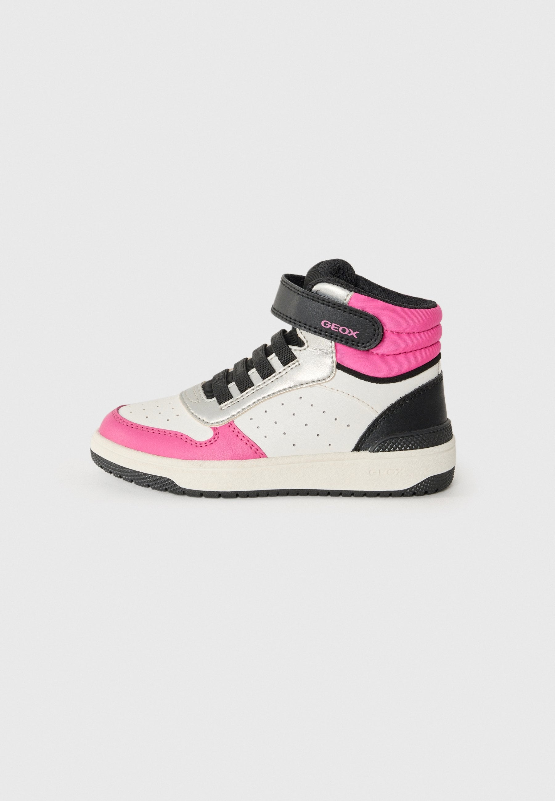 High-Top Sneakers in einem Farbschema aus Weiß, Pink und Schwarz. Mit einem Klettverschluss, schwarzen Schnürsenkeln, perforierten Bereichen und einer strukturierten Sohle.
