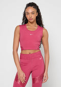 Rosa athletisches Crop-Top mit rundem Ausschnitt und kleinem weißem Nike-Logo. Kombiniert mit passenden rosa Leggings mit strukturiertem Bund.