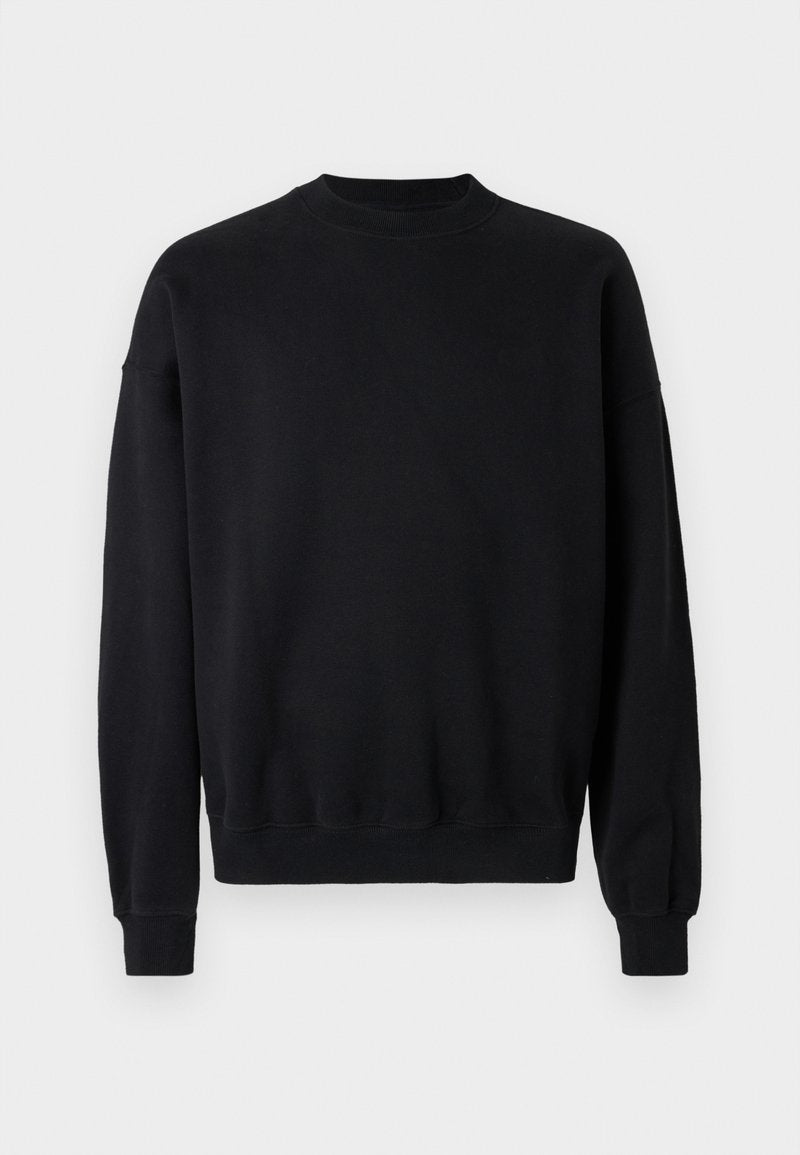 Schwarzer Pullover aus weichem Stoff, mit Rundhalsausschnitt, langen Ärmeln und gerippten Bündchen sowie Saum im entspannten Schnitt. Schlichtes Design.
