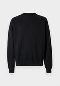 Schwarzer Pullover aus weichem Stoff, mit Rundhalsausschnitt, langen Ärmeln und gerippten Bündchen sowie Saum im entspannten Schnitt. Schlichtes Design.