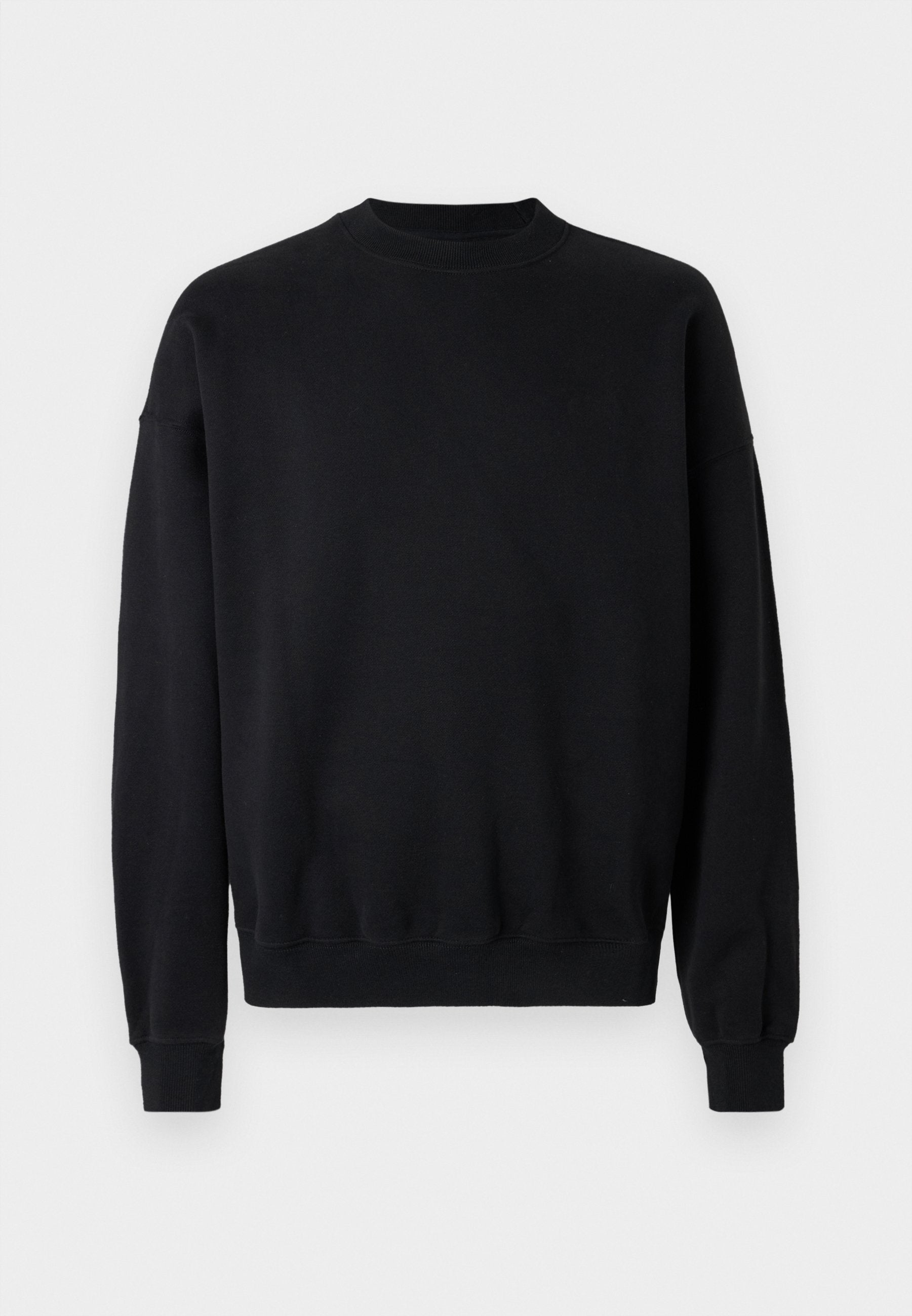 Schwarzer Pullover aus weichem Stoff, mit Rundhalsausschnitt, langen Ärmeln und gerippten Bündchen sowie Saum im entspannten Schnitt. Schlichtes Design.