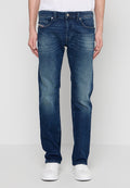 Dunkelblaue Jeans mit geradem Schnitt. Verfügt über fünf Taschen, kontrastierende Nähte und einen vorderen Knopfverschluss.