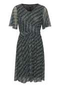Schwarzes Kleid mit kurzen, transparenten Ärmeln. Besitzt einen V-Ausschnitt und ein Gürteldetail in der Taille. Mit einem grünen Blumenmuster dekoriert.
