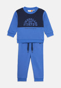 Blaues Zweiteiler-Outfit bestehend aus einem Sweatshirt mit Rundhalsausschnitt und marineblauem Einsatz, gesticktem Logo und passenden Jogginghosen mit Kordelzug.