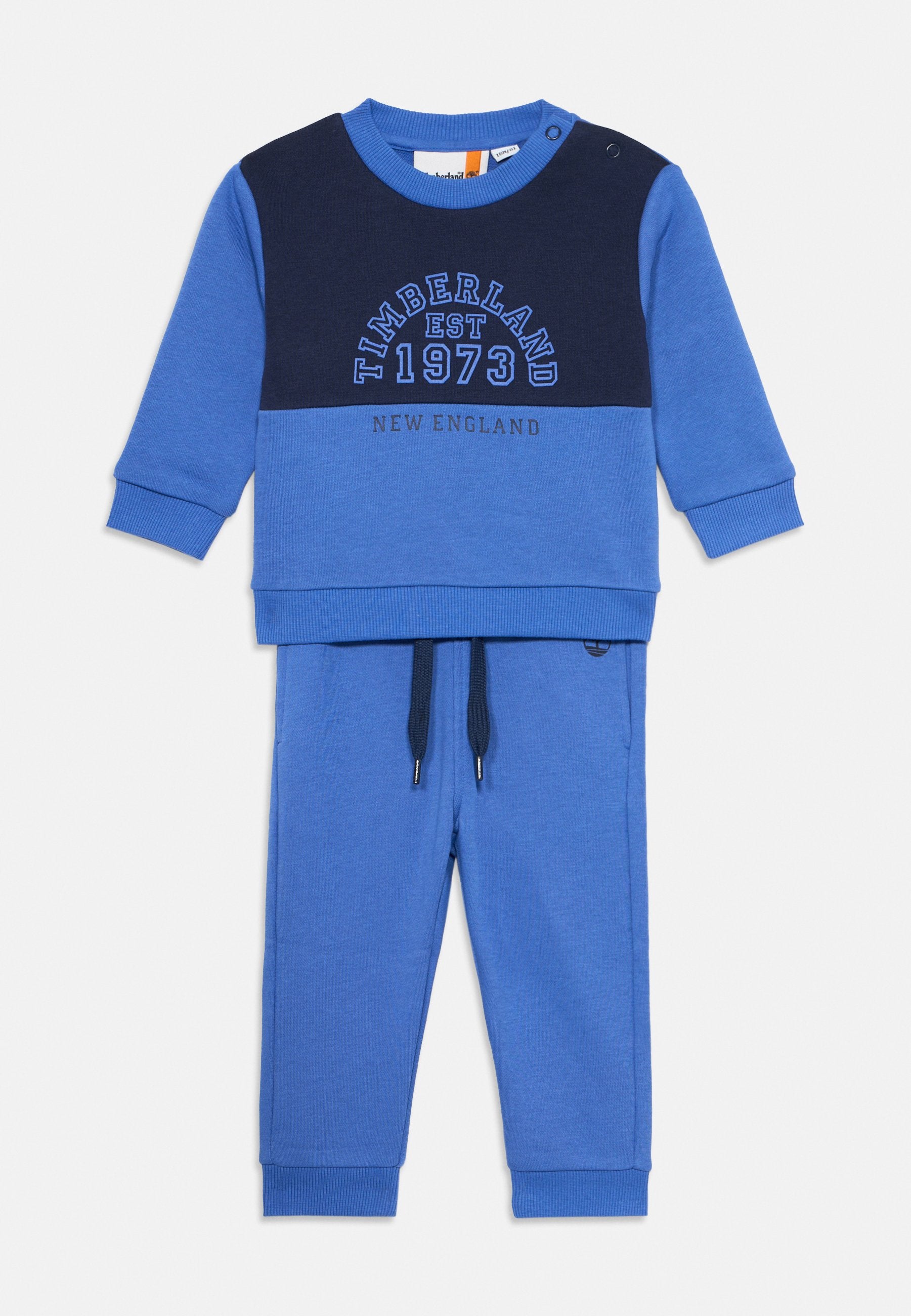 Blaues Zweiteiler-Outfit bestehend aus einem Sweatshirt mit Rundhalsausschnitt und marineblauem Einsatz, gesticktem Logo und passenden Jogginghosen mit Kordelzug.