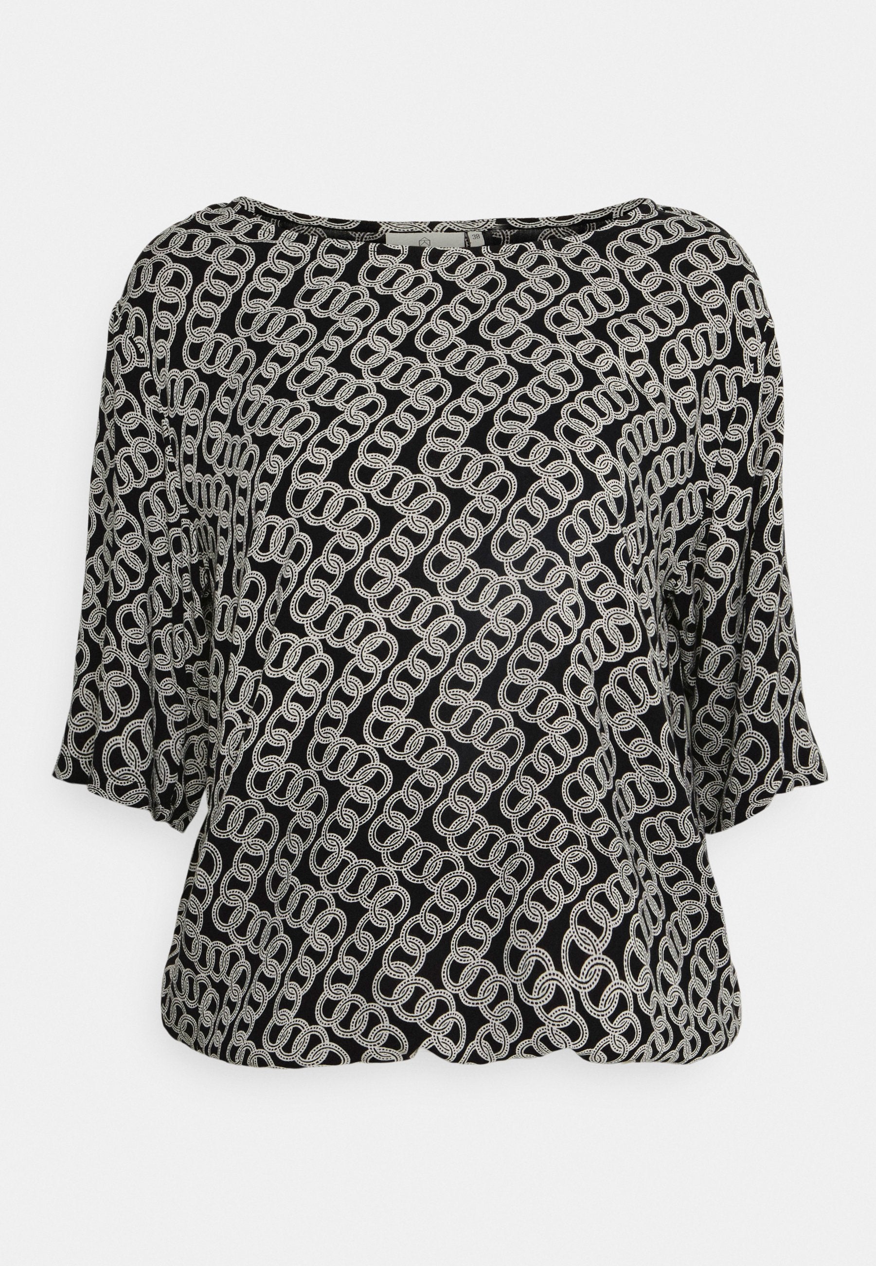 Schwarz gemusterte Bluse mit einem weißen Kettendesign, Bootsausschnitt und dreiviertel Ärmeln. Hergestellt aus leichtem Stoff mit glatter Textur.