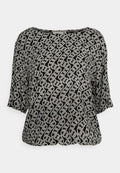 Schwarz gemusterte Bluse mit einem weißen Kettendesign, Bootsausschnitt und dreiviertel Ärmeln. Hergestellt aus leichtem Stoff mit glatter Textur.