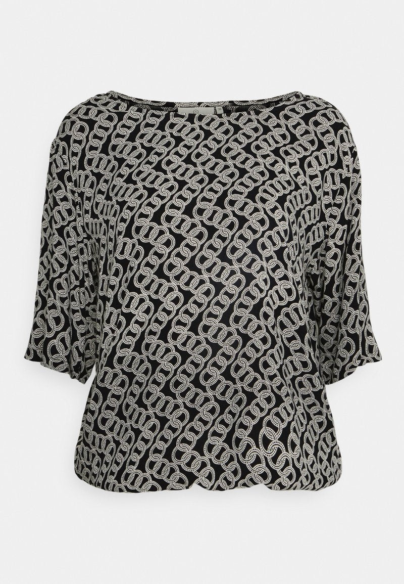 Schwarz gemusterte Bluse mit einem weißen Kettendesign, Bootsausschnitt und dreiviertel Ärmeln. Hergestellt aus leichtem Stoff mit glatter Textur.