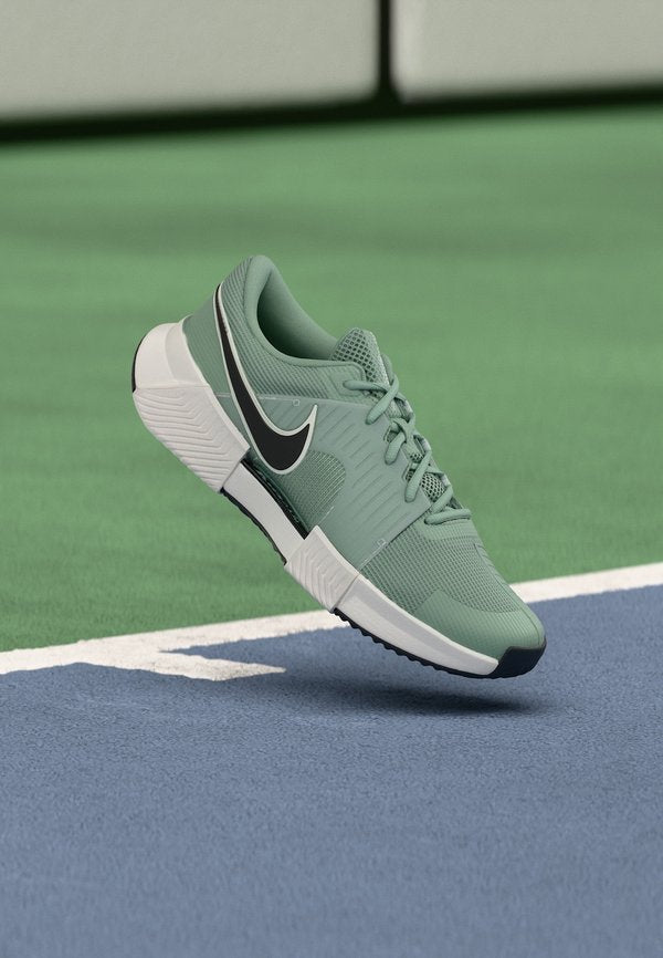 Nike Performance GP CHALLENGE 1.5 CLAY - Multicourt tennis shoes - steam/black/light silver-coloured/white