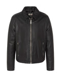Schwarze Lederjacke mit Kragen, Frontreißverschluss und zwei vertikalen Reißverschlusstaschen auf weißem Hintergrund.