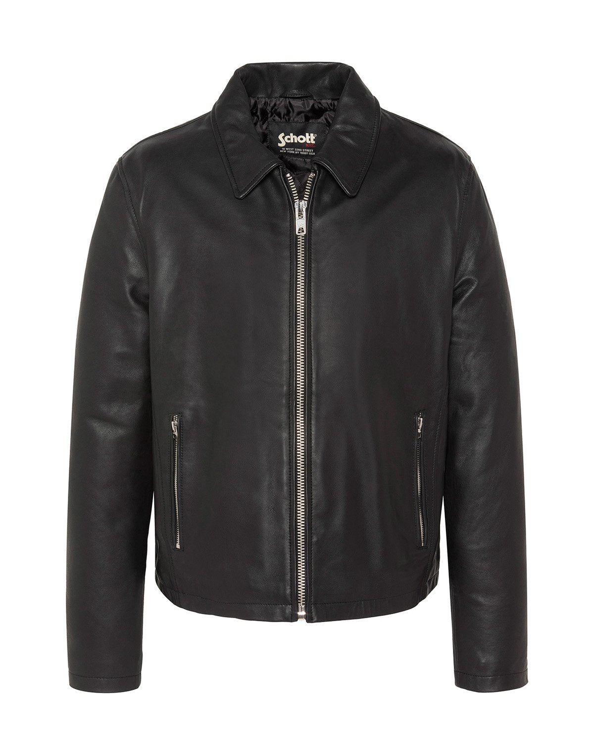 Schwarze Lederjacke mit Kragen, Frontreißverschluss und zwei vertikalen Reißverschlusstaschen auf weißem Hintergrund.