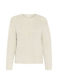 Hellbeige Strickpullover mit Rundhalsausschnitt, langen Ärmeln und lockerer Passform. Die Textur ist weich und weist ein dezentes Rippenmuster auf.